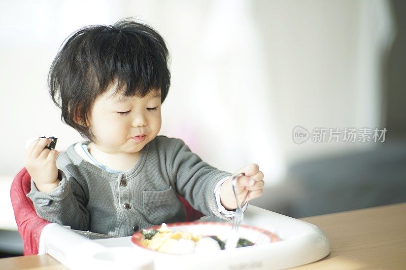 小男孩在家吃饭