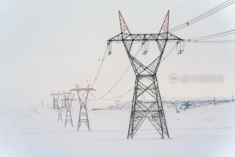 电塔、电缆和雪地