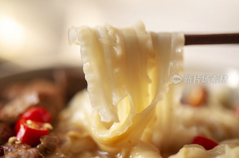 中国自制的炖肉排面条