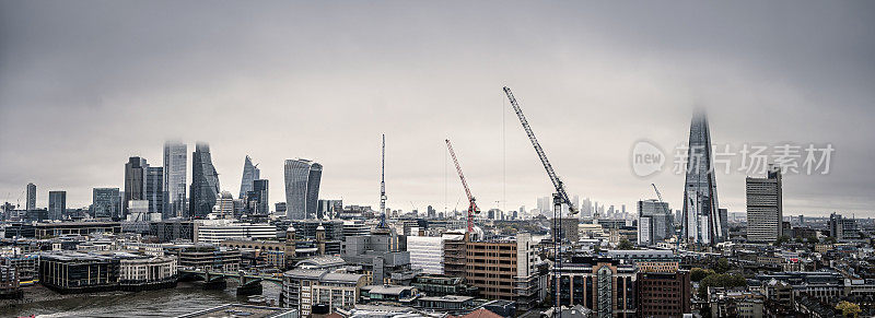 泰晤士河，伦敦摩天大楼和伦敦桥城，碎片大厦在一个阴天