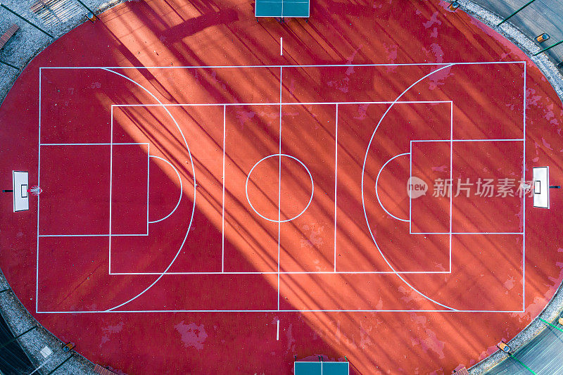 空空如也的篮球场鸟瞰图与红色的人行道在索菲亚城市保加利亚的心脏