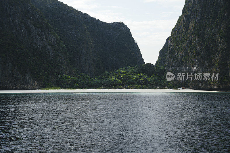 泰国皮皮群岛隐蔽的热带海滩