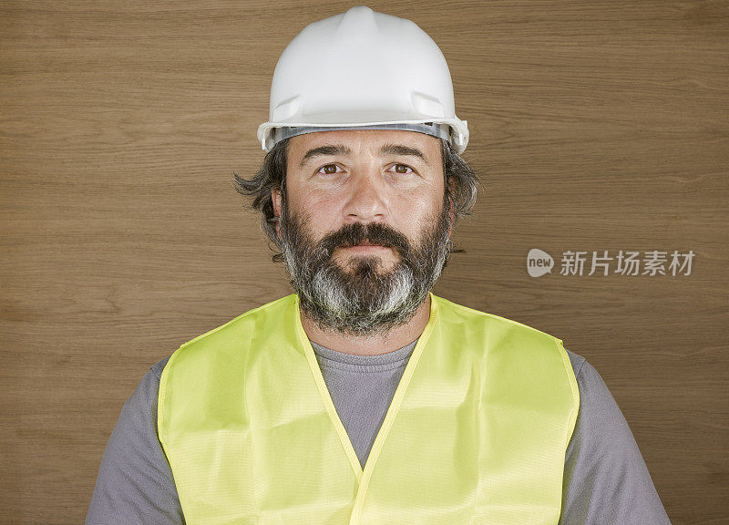 建筑工人戴着白色安全帽
