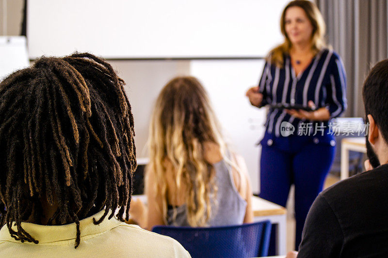 一群学生和一名老师在教室里。