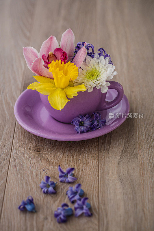 茶杯里简单平铺的插花