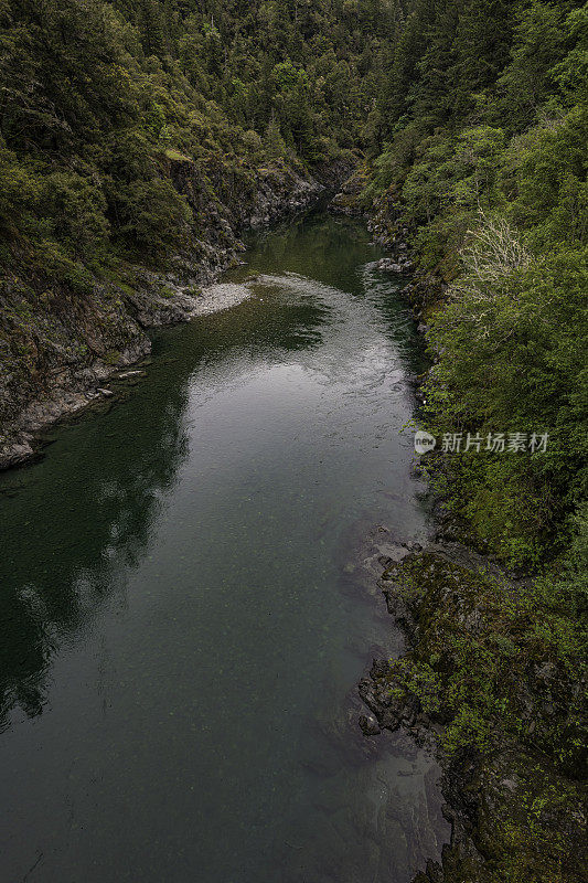 史密斯河是一条从克拉马斯山脉流向美国西海岸加州最西北的德尔北县的太平洋的河流，流经加州杰迪希亚史密斯红杉州立公园