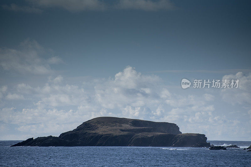 苏格兰设得兰群岛沿岸的一个岛屿。