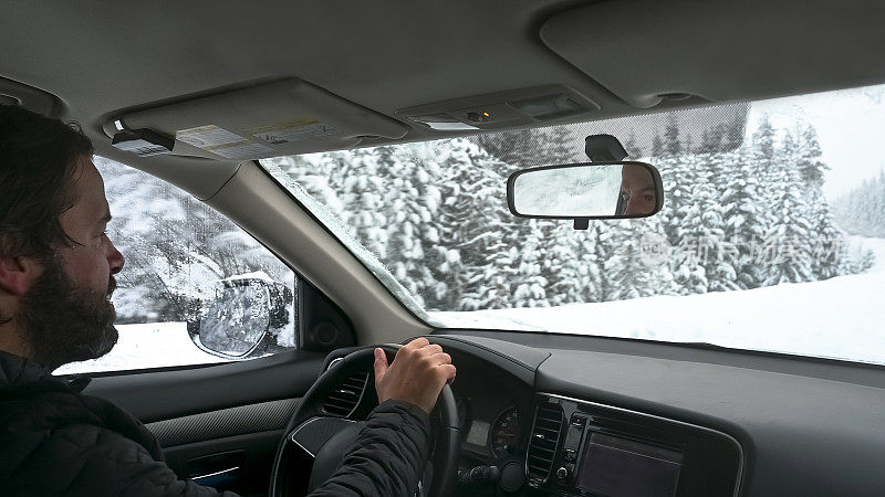 冬天在下雪的路上开车