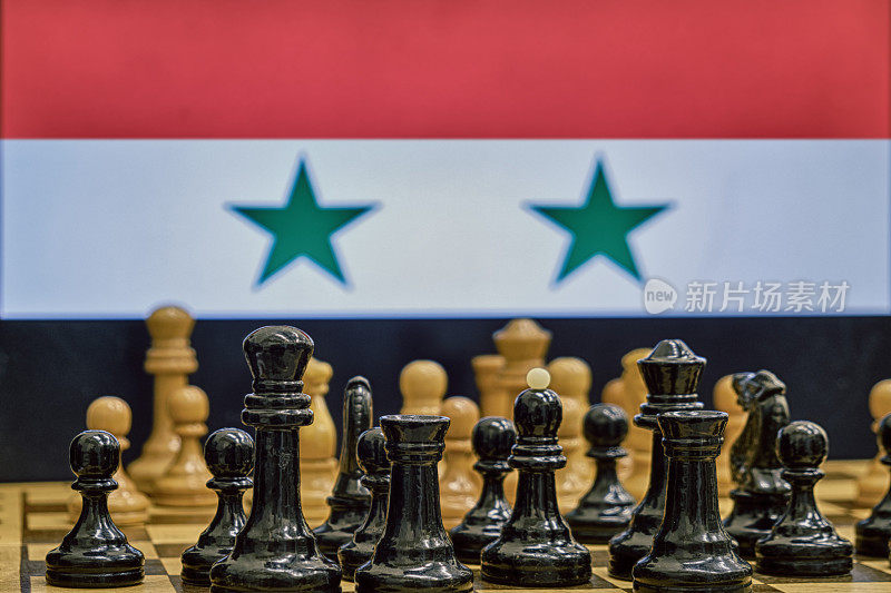 以伊朗国旗为背景的国际象棋棋盘上有黑色棋子