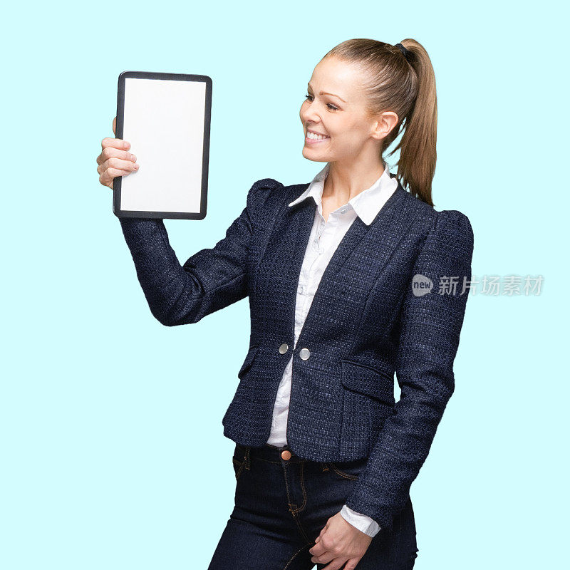 z一代女性主持人穿着夹克，使用数码平板电脑站在彩色背景前