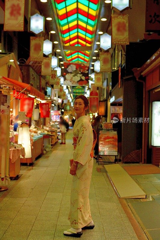 穿着和服的日本妇女走在京都的西木市场街上