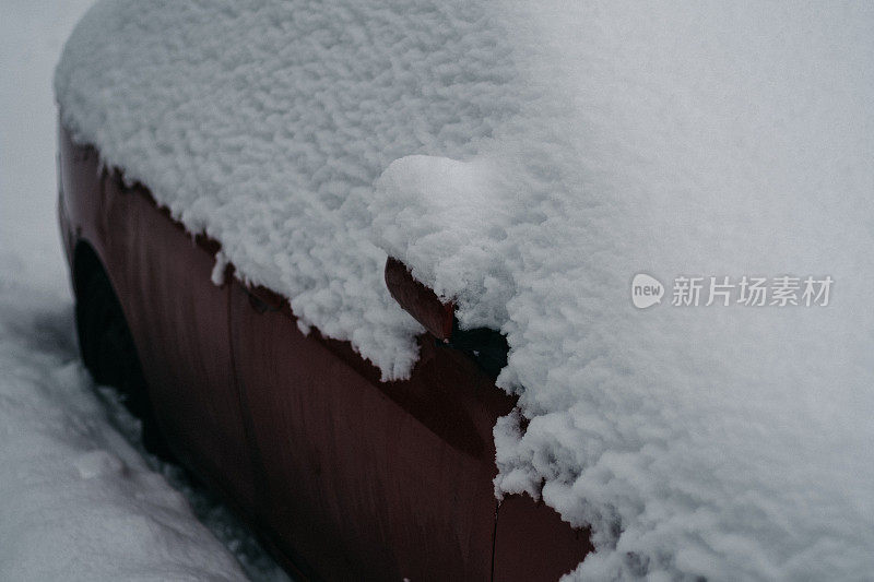 蒙特利尔大雪下的汽车