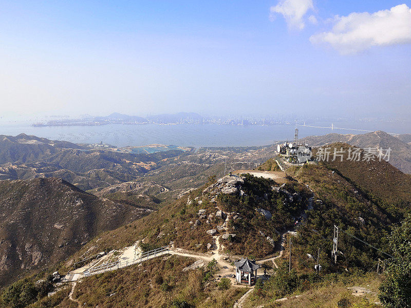 从香港新界青山眺望深圳湾