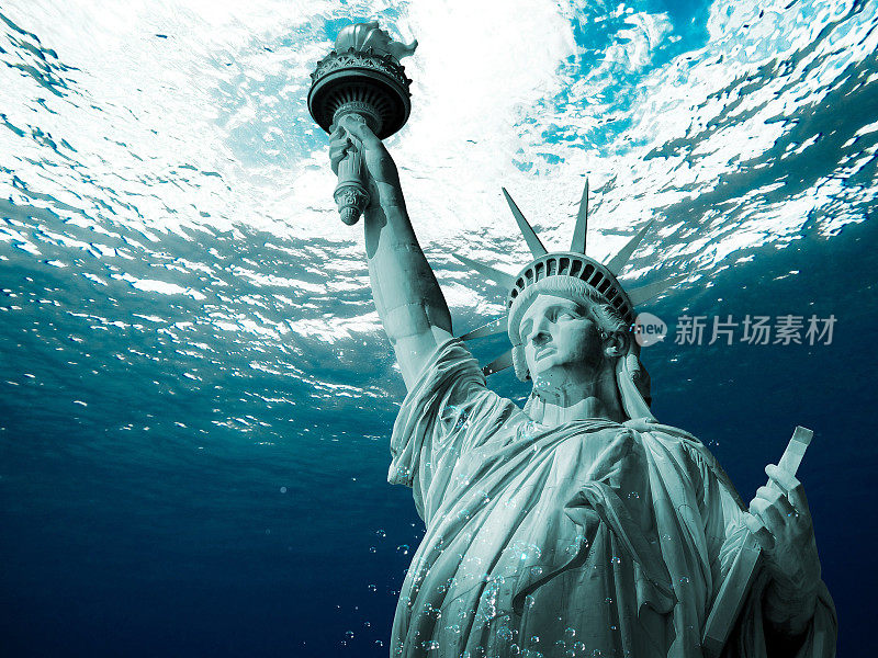 水下的自由女神像。全球变暖和水位上升的概念。