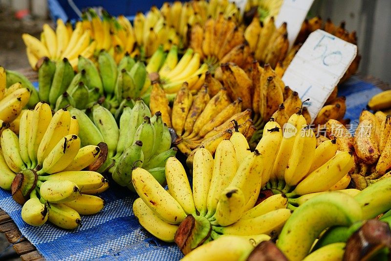 户外食品市场的香蕉