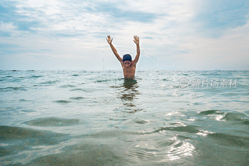 男孩夏天的乐趣在海上