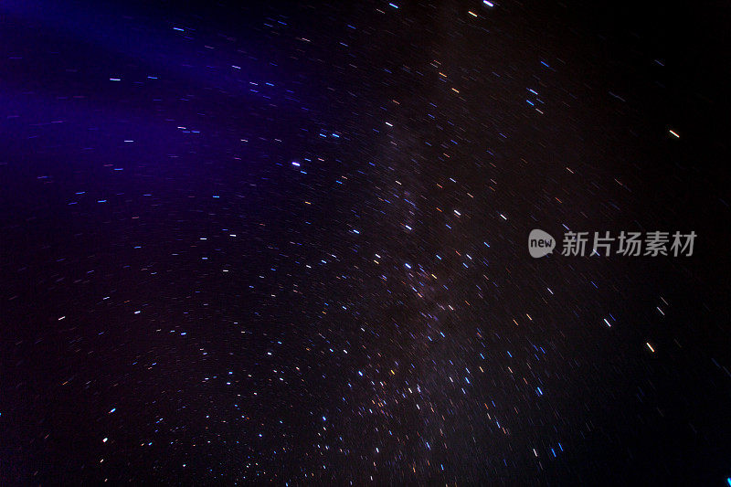 夜晚明亮的星星。长时间曝光模糊