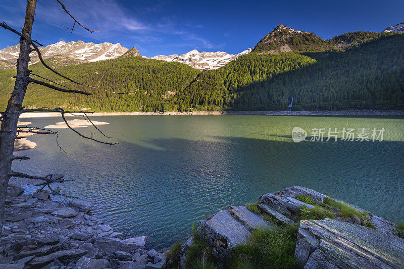 日落时分的Ceresole湖在阿尔卑斯风景-大天堂-意大利