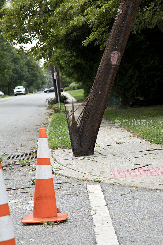 一场暴风雨过后，路边的电话线杆被损坏和劈裂