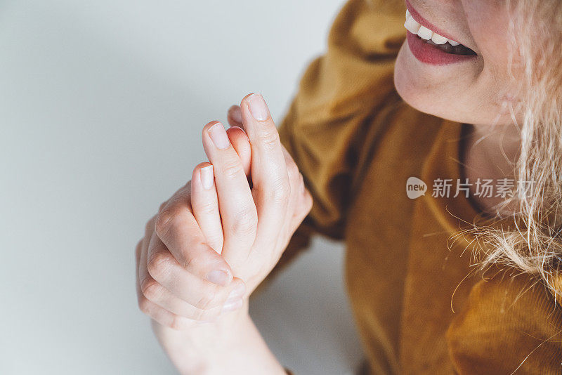 白人妇女按摩她的手与护手霜