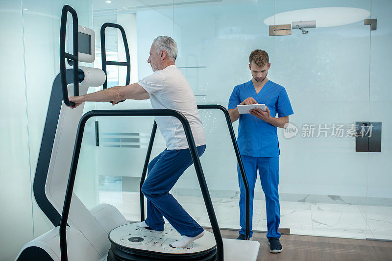 病人侧面在模拟器和康复治疗师上锻炼