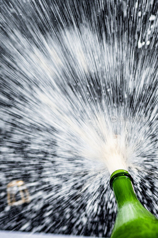 香槟从瓶子里爆开，把软木塞推到空气中。