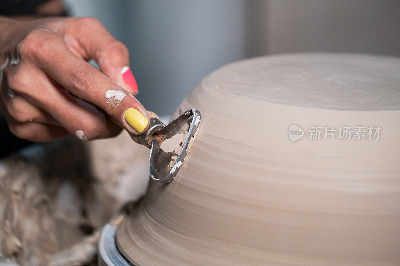 用陶器工具雕刻粘土