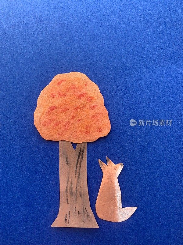狐狸在秋天的树纸