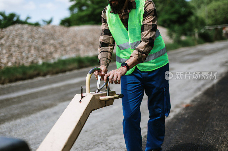 正在施工的道路工人