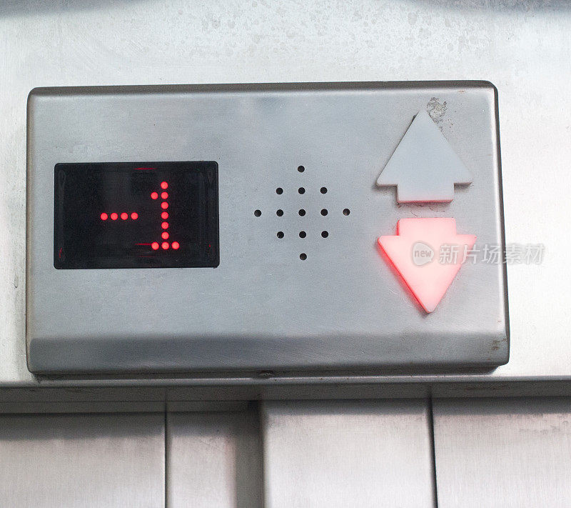 电梯按钮上的数字靠近了