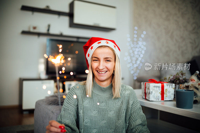 快乐的年轻白种金发女人庆祝寒假