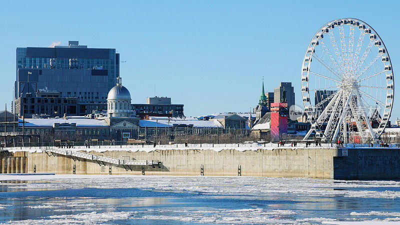 在一个晴朗的冬日里，老蒙特利尔摩天轮和码头