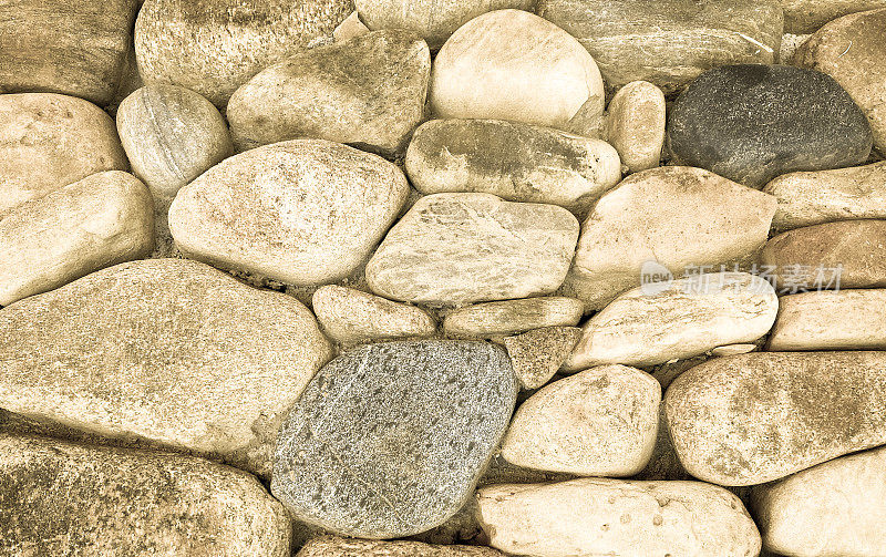 河岩墙与浅色的石头