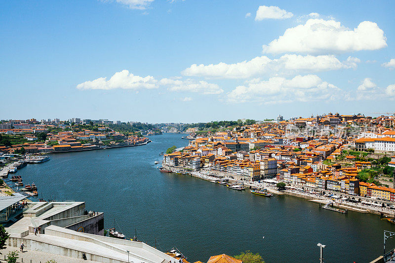 葡萄牙——阳光明媚的春天里的波尔图全景。