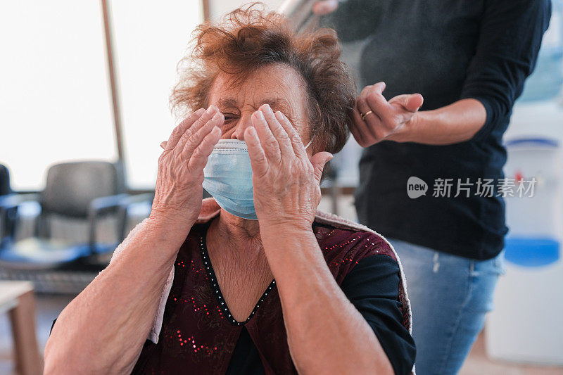 在发廊里戴着眼罩的老年妇女