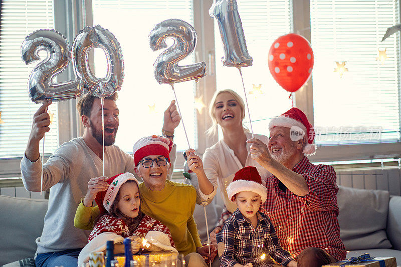 几代人一起在新年家庭聚会上玩得开心。新年，假期，合家团聚的时间