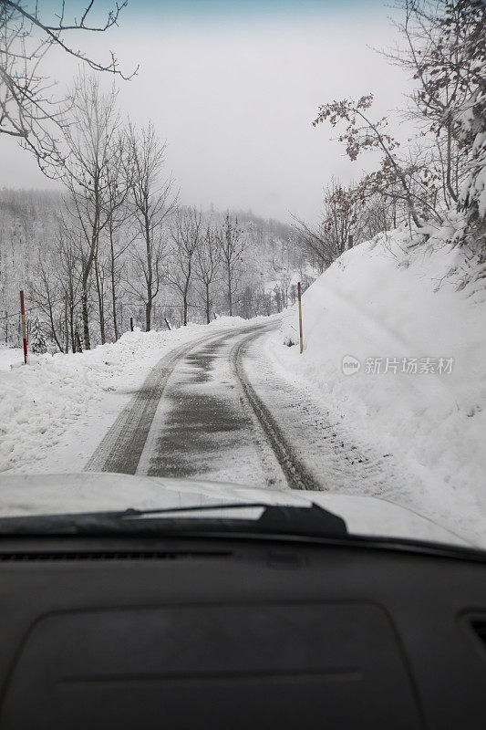 冬天在结冰又滑的路上开车