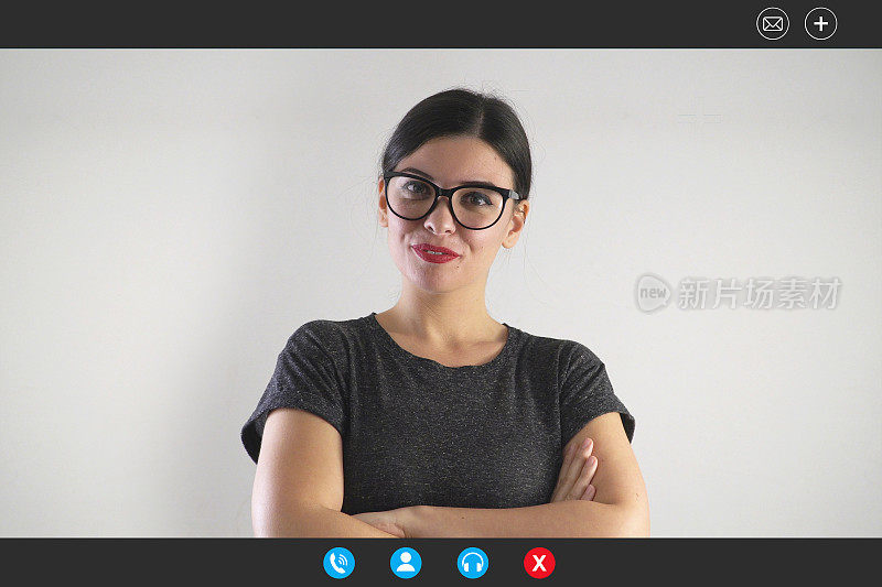 微笑的女员工在办公室摆姿势的肖像，视频会议的概念