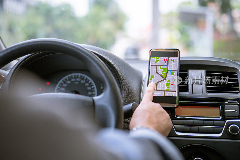 司机在开车时使用手机中的GPS导航