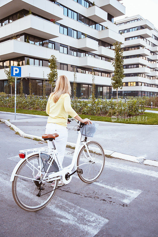 中年妇女喜欢在城市里骑自行车