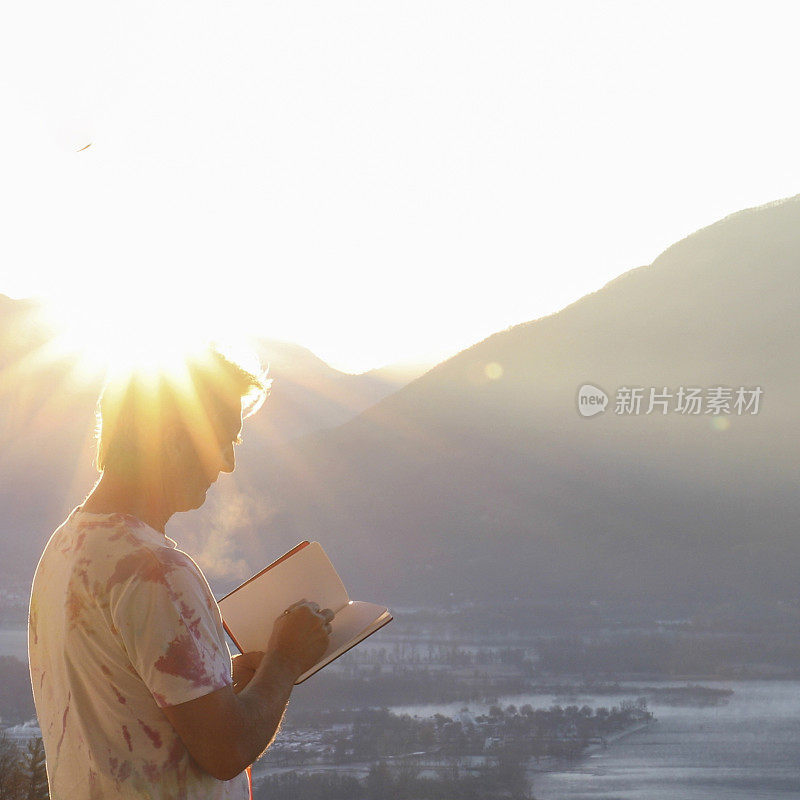 日出时分，一名男子在阳台上休息，俯瞰马焦雷湖