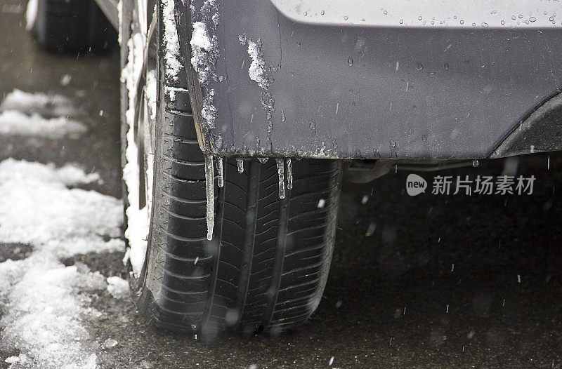 汽车轮胎在被雪覆盖的冬季道路上行驶