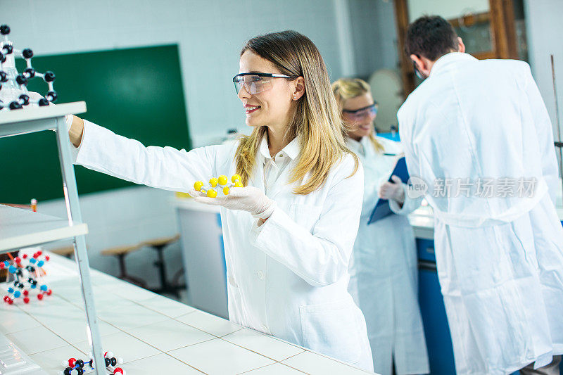 年轻的女科学家在实验室里寻找试管