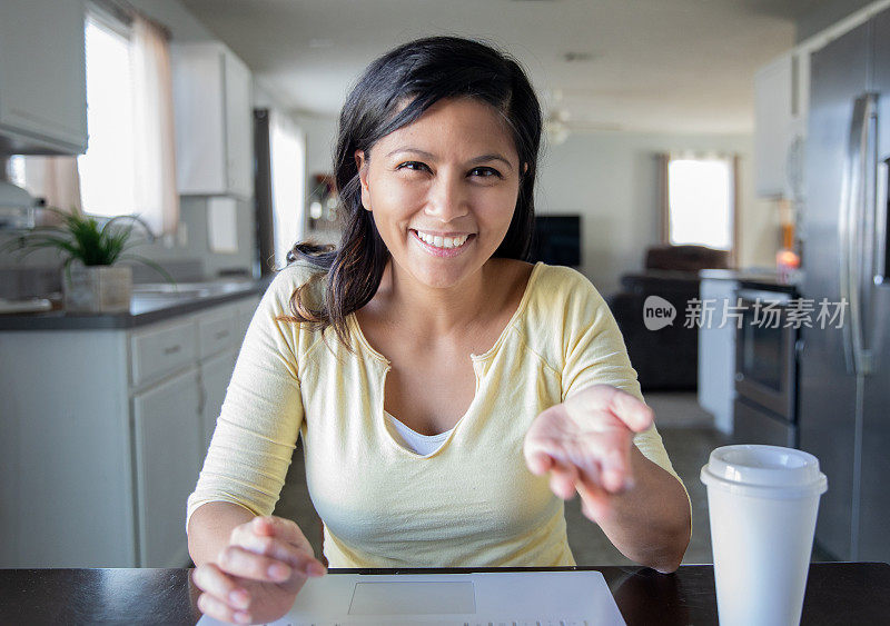 女人正在开视频会议，看着屏幕