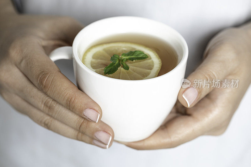 一杯茶的女人