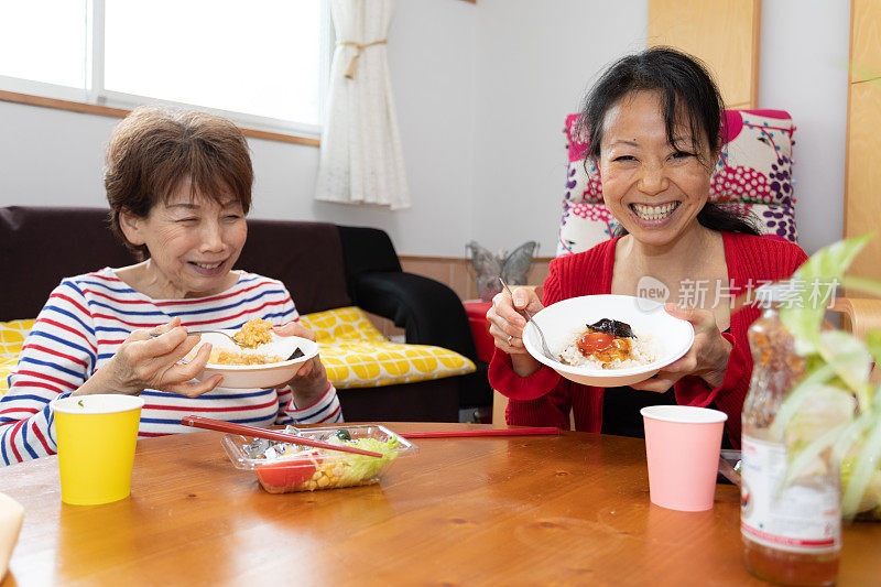 享用外卖食品的家庭