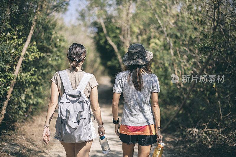 两个亚洲女人在台湾户外徒步旅行