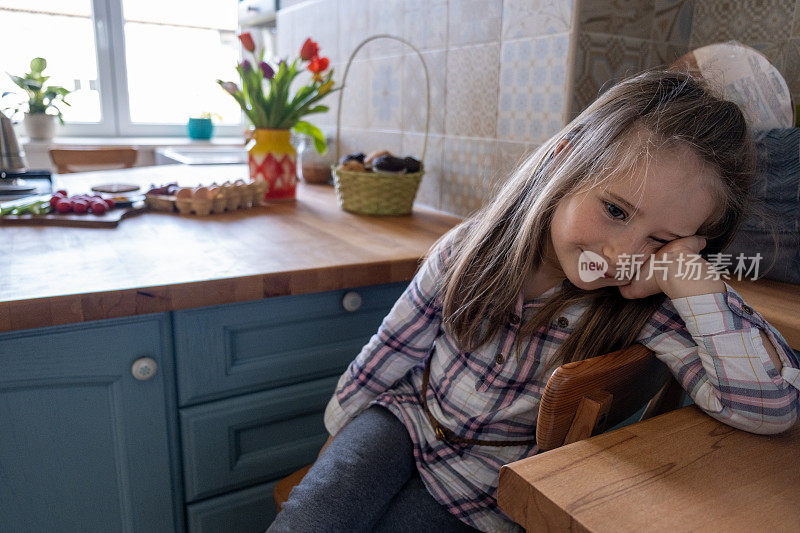 厨房里疲惫的小女孩肖像