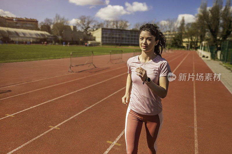 在跑道上跑步的女运动员。