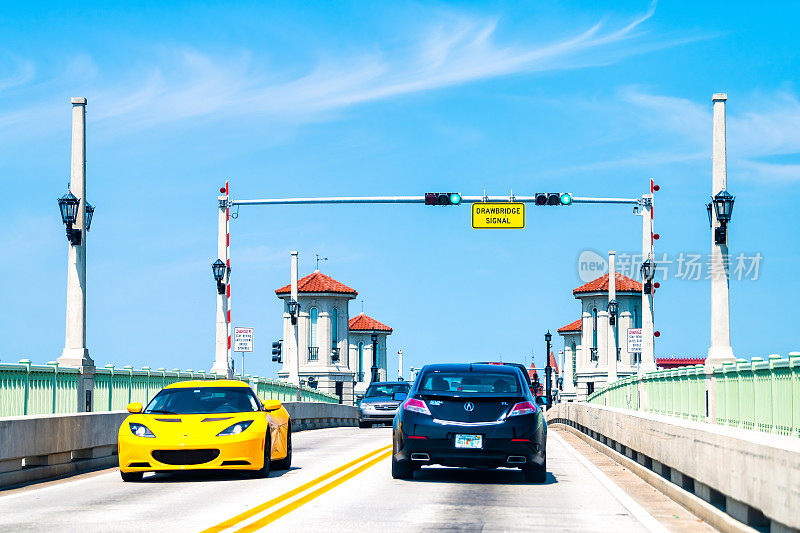 在夏天，从阿纳斯塔西娅岛出发的佛罗里达近岸水道内的狮子吊桥，交通车辆在红绿灯下行驶